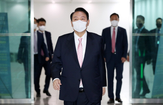 윤석열 대통령이 23일 오전 용산 대통령실 청사로 출근하고 있다. [대통령실통신사진기자단]